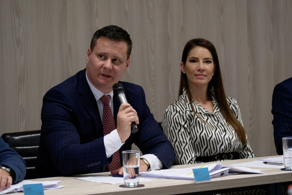 Starosta KVP rozpráva do mikrofónu na zasadnutí Miestneho zastupiteľstva